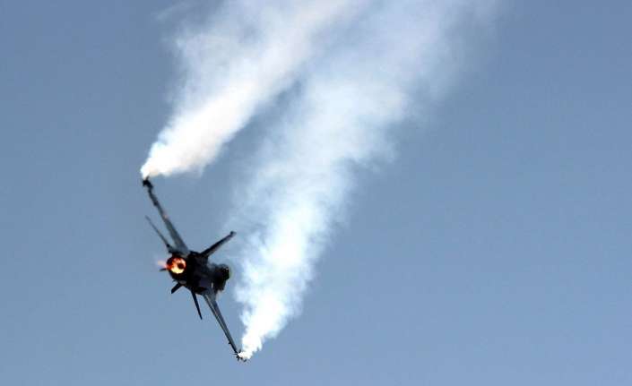 Türk Hava Kuvvetleri’nin tek F-16 ile gösteri yapan SOLOTÜRK ekibi,