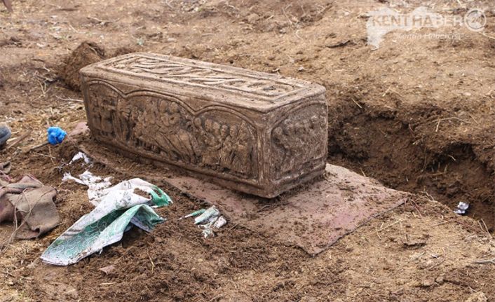 Erzincan’da izinsiz kazı yaparak bulduğu lahit mezarını sosyal medya üzerinden