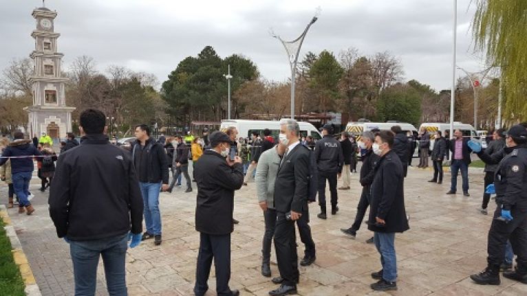 Erzincan'da korona virüs tedbirlerini hiçe sayarak sosyal mesafe kuralını ihlal