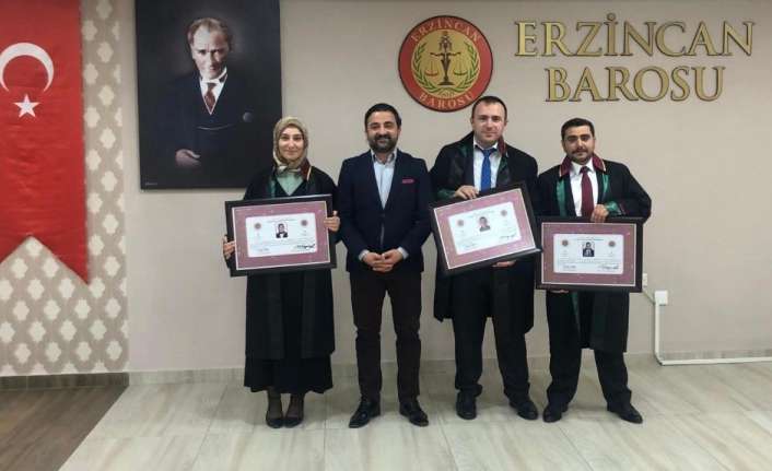 Erzincan Barosu’nda stajını başarıyla tamamlayan avukatlar yemin ederek ruhsatnamelerini aldı