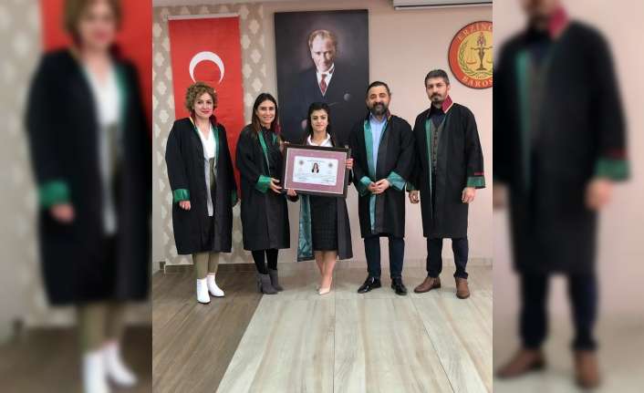 Erzincan Barosu’nda stajını başarıyla tamamlayan avukatlar yemin ederek ruhsatnamelerini aldı