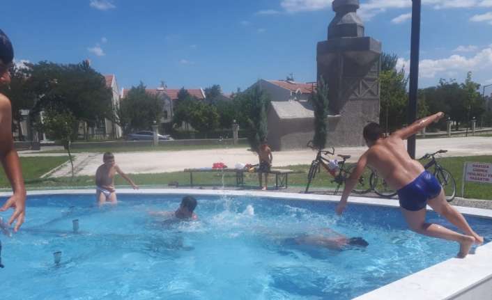Erzincan’da sıcak hava nedeniyle bunalan çocuklar, girilmesi tehlikeli ve yasak