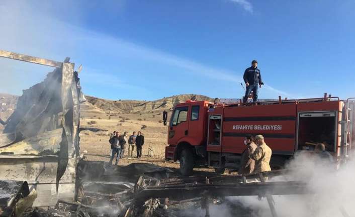 Erzincan’ın Refahiye ilçesinde süt fabrikasına ait ahır yandı.