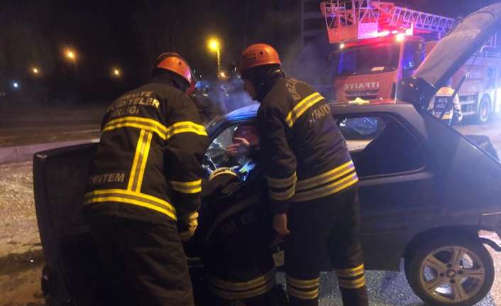 Erzincan’da meydana gelen trafik kazasında 2 kişi yaralandı. Araçta sıkışan