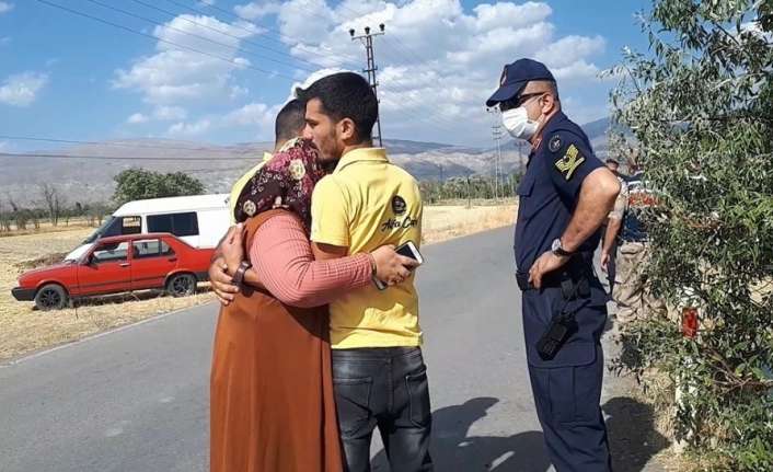 TAKLA ATAN OTOMOBİLDEN YARA ALMADAN KURTULAN OĞLUNA SARILARAK GÖZYAŞLARI DÖKTÜ