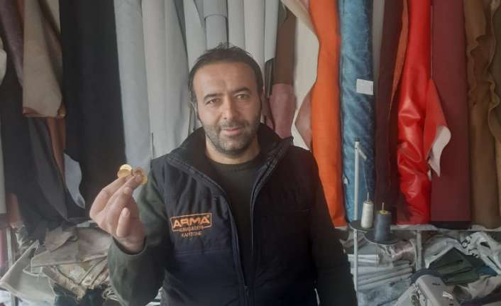 Erzincan’da tamir için bırakılan koltuktan 10 bin TL’lik altın çıktı.