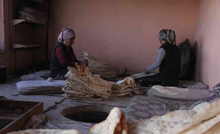 Doğu Anadolu’da Ramazan sofralarının vazgeçilmez yöresel lezzeti tandır ekmeği yakılan