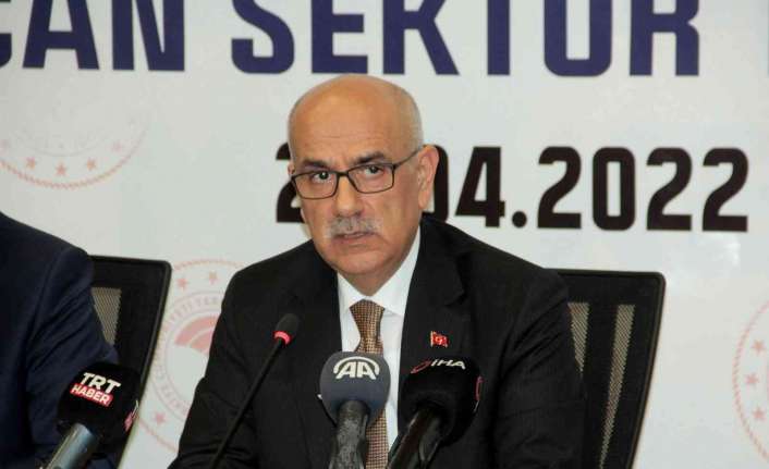Erzincan’da Tarım Sektör Temsilcileri Toplantısında konuşan Tarım ve Orman Bakanı