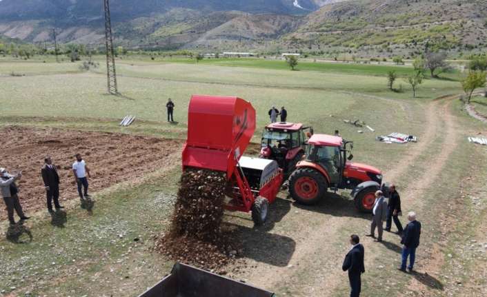 Erzincan çiftçisine kazandırılan 2 adet taş toplama makinası ile taşlar