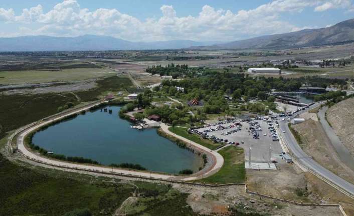 Erzincan’da bayram tatilini fırsat bilen vatandaşlar mesire alanlarına akın etti.