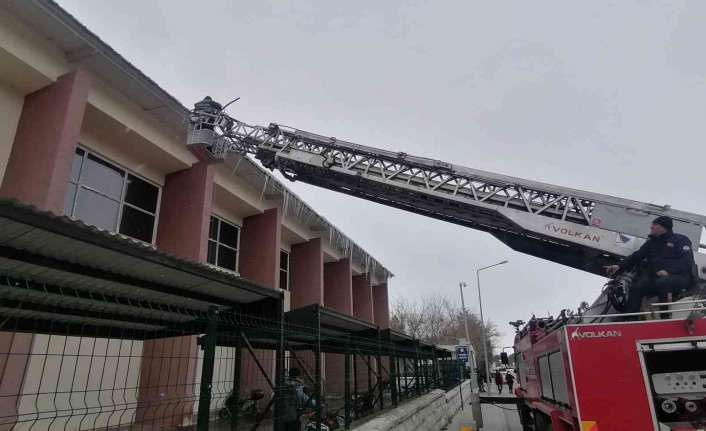 Erzincan’da itfaiye ekiplerince çatılarda oluşan ve tehlike saçan buz sarkıtları