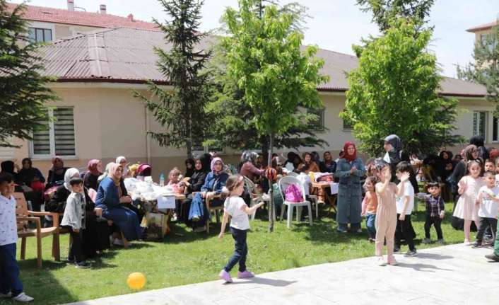 TEKİNLER KIZ KUR’AN KURSU’NDA YILSONU KAPANIŞ PROGRAMI DÜZENLENDİ