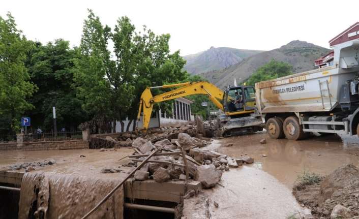 Erzincan’ın Yaylabaşı Mahallesinde meydana gelen sel afetinin ardından temizlik çalışması