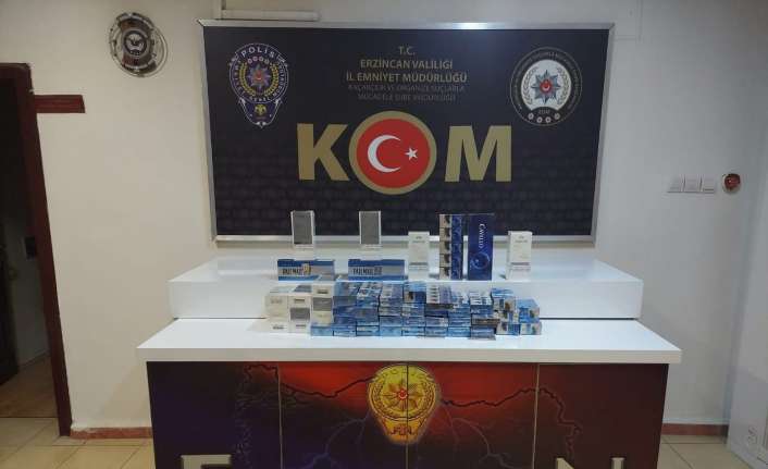 Erzincan’ın Tercan ilçesinde uygulama noktasında durdurulan yolcu otobüsünde 496 paket