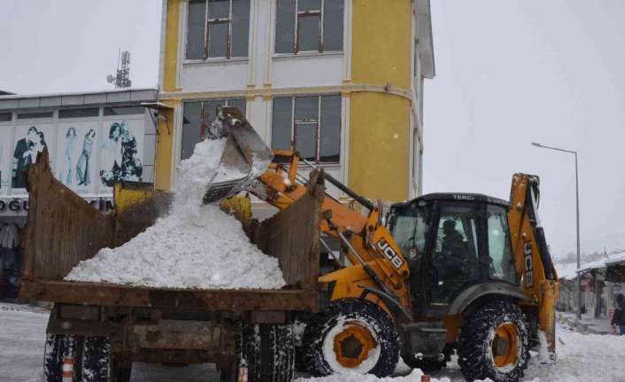 Erzincan’ın Tercan ilçesinde belediyenin kar timleri, önceki gece başlayan kar