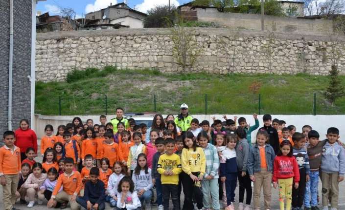 TERCAN’DA ÖĞRENCİLERE TRAFİK GÜVENLİĞİ EĞİTİMİ VERİLDİ