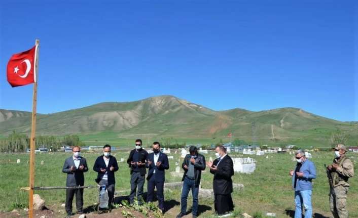 Ramazan Bayramı münasebetiyle Tercan Kaymakamı Musa Kazım Çelik ilçe şehitliği