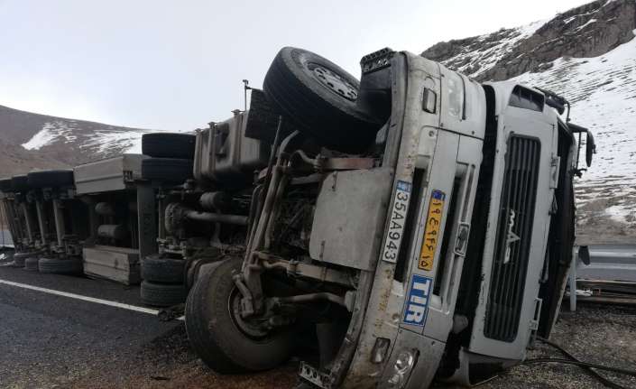Erzincan’ın Tercan ilçesinde tırın devrilmesi sonucu meydana gelen trafik kazasında
