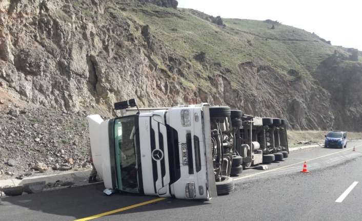 Erzincan’ın Tercan ilçesinde tırın devrilmesi sonucu meydana gelen trafik kazasında