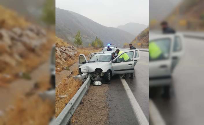 Erzincan’ın Tercan ilçesinde bir otomobilin bariyerlere çarpması sonucu meydana gelen
