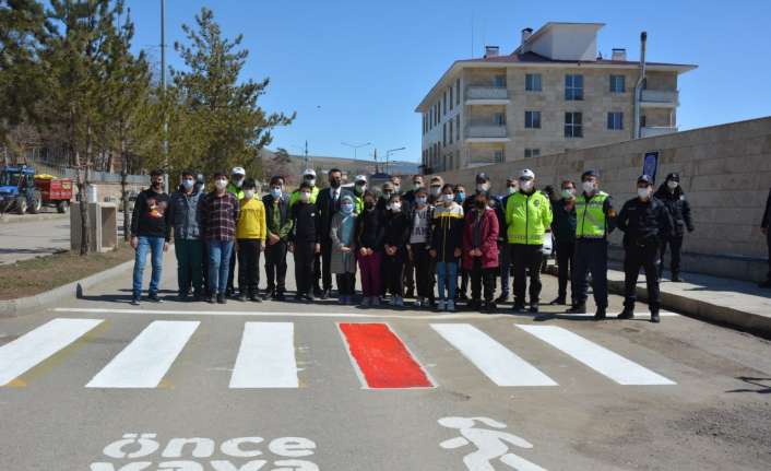 Erzincan’ın Tercan ilçesinde “Yaya Önceliği Kırmızı Çizgimizdir” sloganıyla yaya geçidine