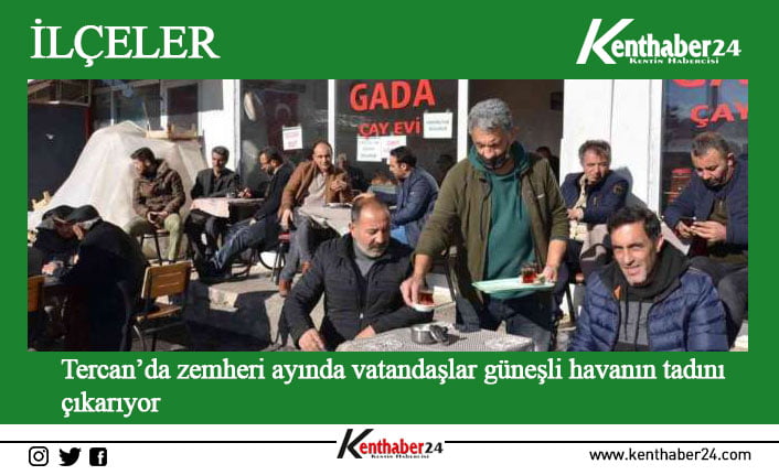 Erzincan’ın Tercan ilçesinde, güneşli havayı fırsat bilen vatandaşlar kahvehane önünde