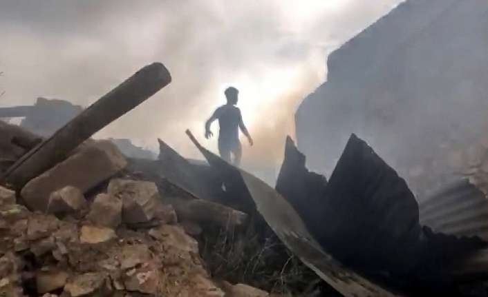 ERZİNCAN'IN TERCAN İLÇESİNDE ÇIKAN YANGINDA 4 EV İLE 5 AHIR