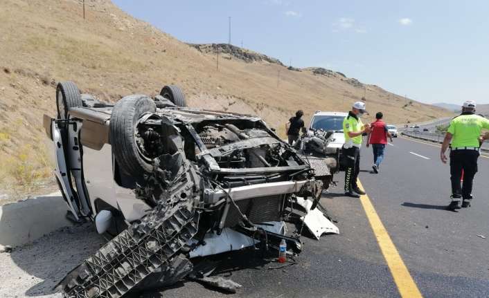 Erzincan’da direksiyon hâkimiyetini kaybeden sürücü ters dönen aracından yaralı olarak