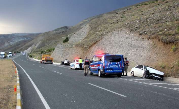 Erzincan-Sivas kara yolunda iki otomobilin çarpışması sonucu meydana gelen trafik