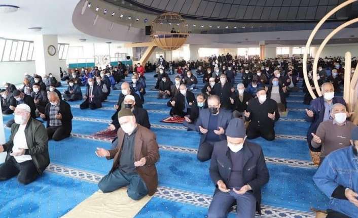 Regaip Kandili sebebiyle vatandaşlar, sosyal mesafe ve maske kurallarına uyarak