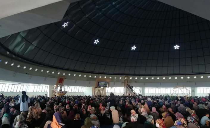 Erzincan’da kadınlar, Kadir Gecesi ve Hatim Duası programında Terzibaba Camisine