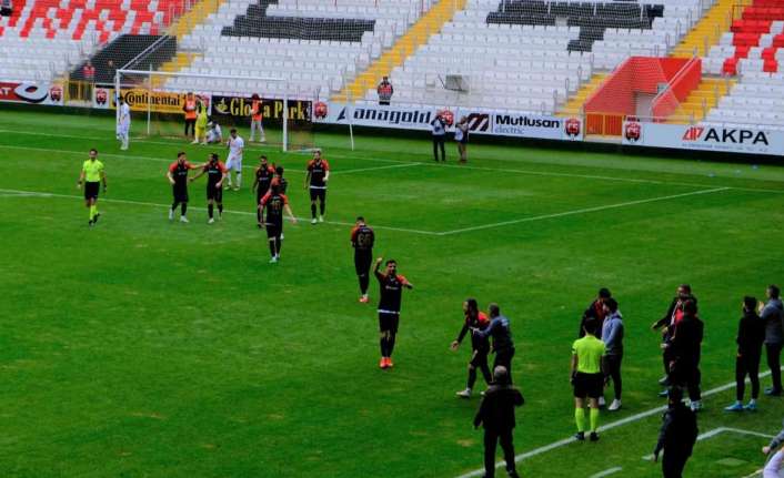 TFF 2. LİG BEYAZ GRUPTA NAZİLLİ BELEDİYESPOR’U KENDİ EVİNDE AĞIRLAYAN