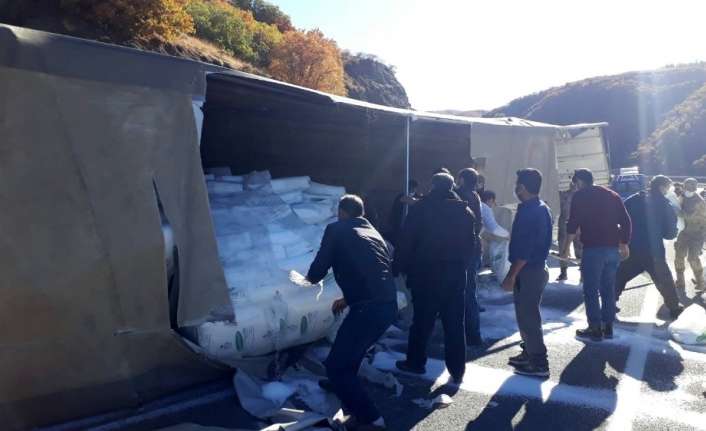 Erzincan’da plastik ham maddesi yüklü tır devrildi. Sürücünün yaralandığı trafik