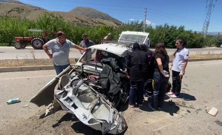 Erzincan’da tır ile kafa kafaya çarpışan otomobilin sürücüsü hayatını kaybetti.