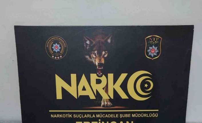 Erzincan’da uygulama noktasında durdurulan tırda yapılan aramada, 3 kilo 91