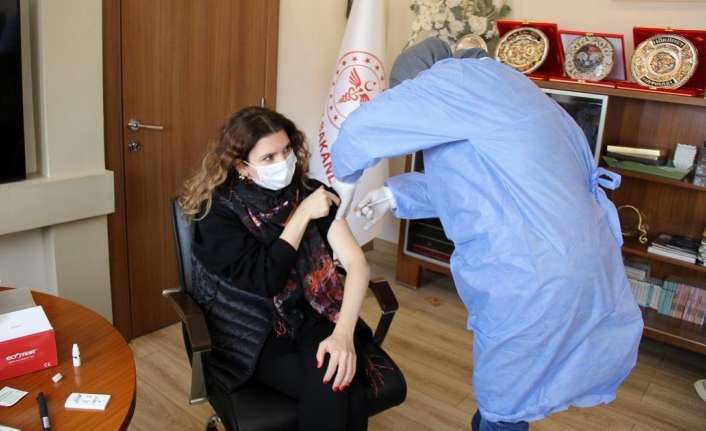 ‘Piknik Sepeti’ adlı tiyatro oyununu sahnelemek için Erzincan’a gelen ünlü