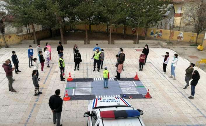 Jandarma Genel Komutanlığı’nca hayatiyete geçirilen “Trafik Dedektifleri Projesi" kapsamında Erzincan’da