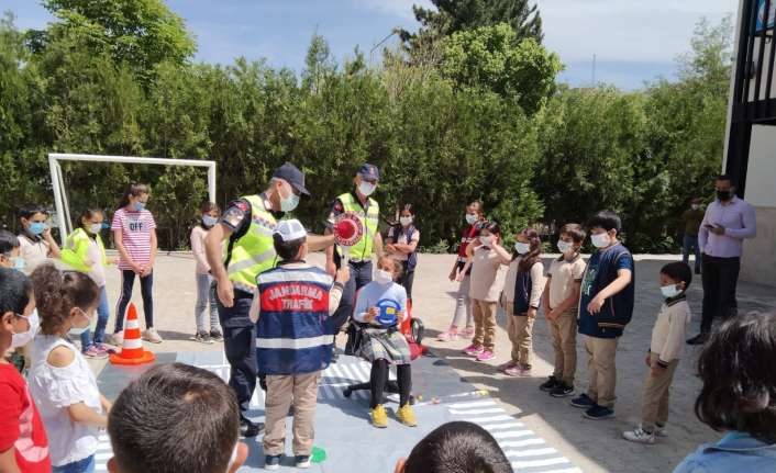 Jandarma Genel Komutanlığı’nca hayatiyete geçirilen “Trafik Dedektifleri Projesi" kapsamında Erzincan’da