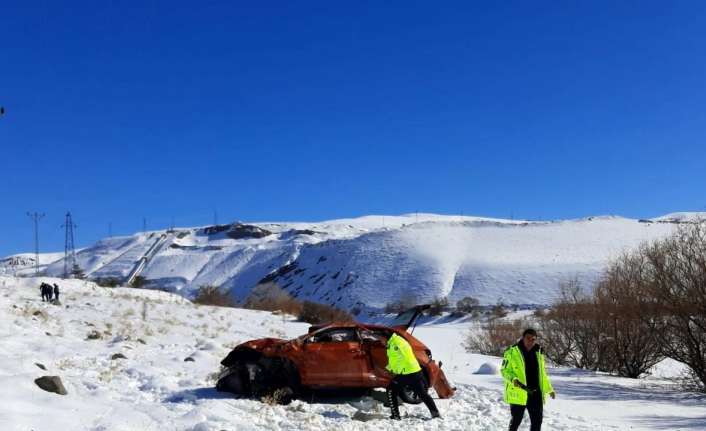 Erzincan’ın Tercan ilçesinde meydana gelen trafik kazasında yaralanan otomobil sürücüsü,