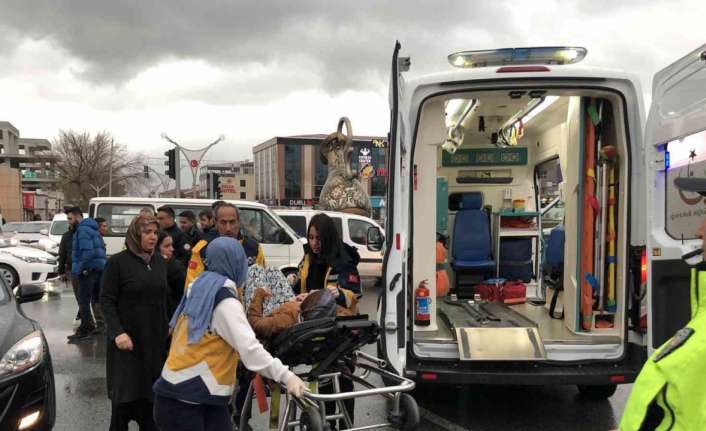 TRAFİKTE TARTIŞTIĞI KADIN SÜRÜCÜYÜ DARP EDEN KİŞİ VATANDAŞLAR TARAFINDAN LİNÇ