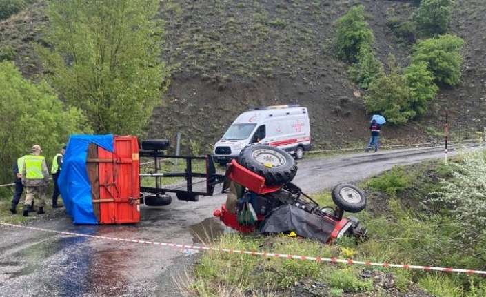 ERZİNCAN'DA YAN YATAN TRAKTÖRÜN