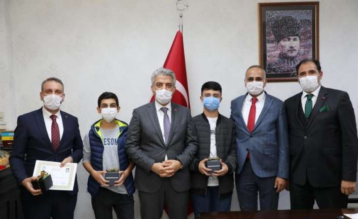 Erzincan Valisi Mehmet Makas, TÜBİTAK Proje Yarışmasında “Piezo Jeneratör İle