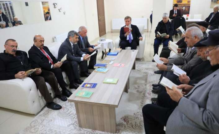 24 plaka Erzincan’da 24 dakika kitap okuma etkinliği devam ediyor.