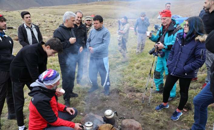 Çeşitli şehirlerinden gelen dağcılar ve doğa tutkunları ile bir araya