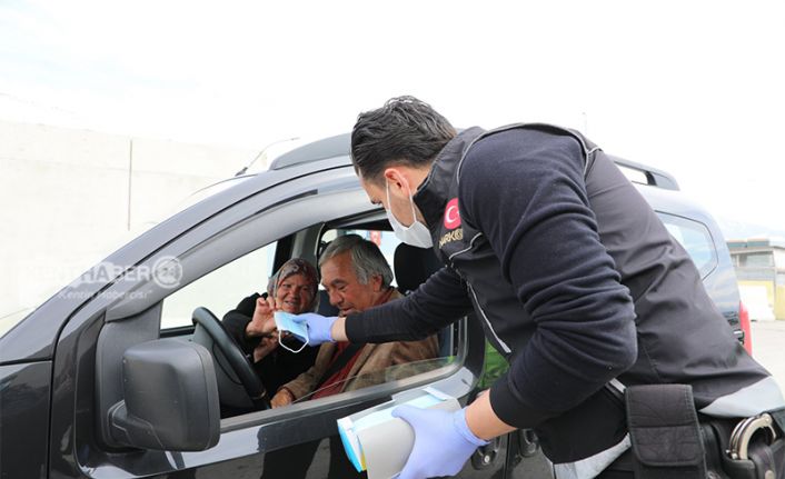 Erzincan’da, vatandaşlarımızın maske ihtiyacını karşılamak üzere şehir giriş çıkışları başta