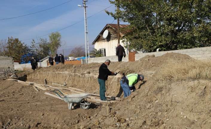 Erzincan Belediyesi Fen İşleri Müdürlüğü ekipleri Ulalar yerleşkesinde yol bakım