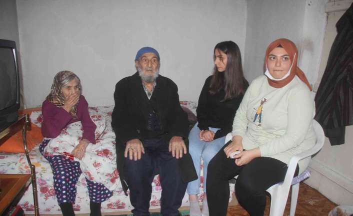 Erzincan’da üniversite öğrencisi gençler, ziyarete gittikleri yaşlıların evlerini ve bahçelerini