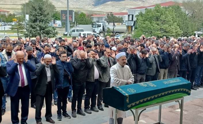 Bir süredir yüksek tansiyon ve şeker rahatsızlığı nedeniyle Erzincan Mengücek