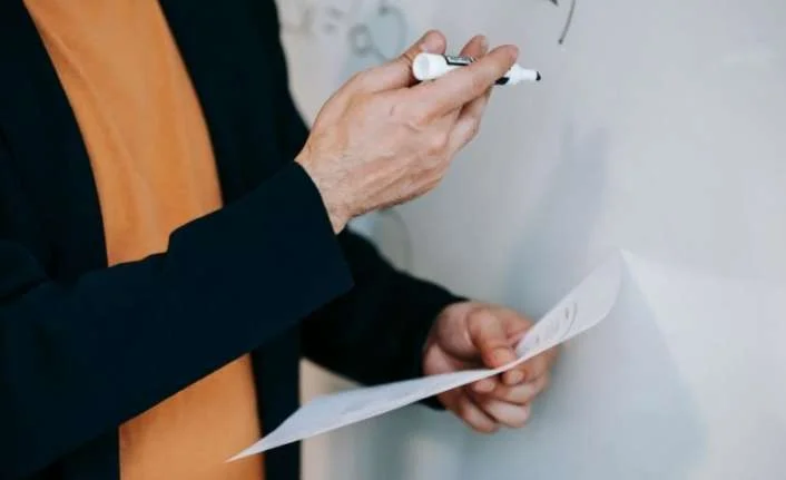 MEB, uzman öğretmenlik ve başöğretmenlik eğitimlerinin süresinin uzatıldığını açıkladı.