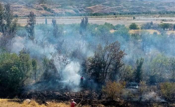 Erzincan’ın Üzümlü ilçesinde arazide çıkan yangın, itfaiye ekiplerinin uğraşları sonucu